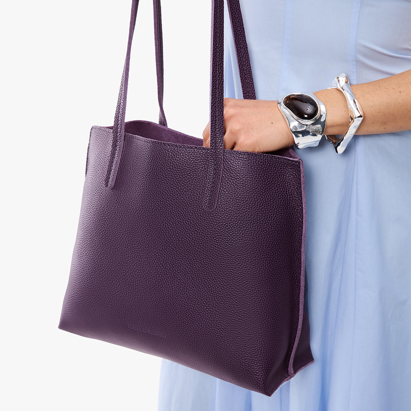 August Tote - Image 71
